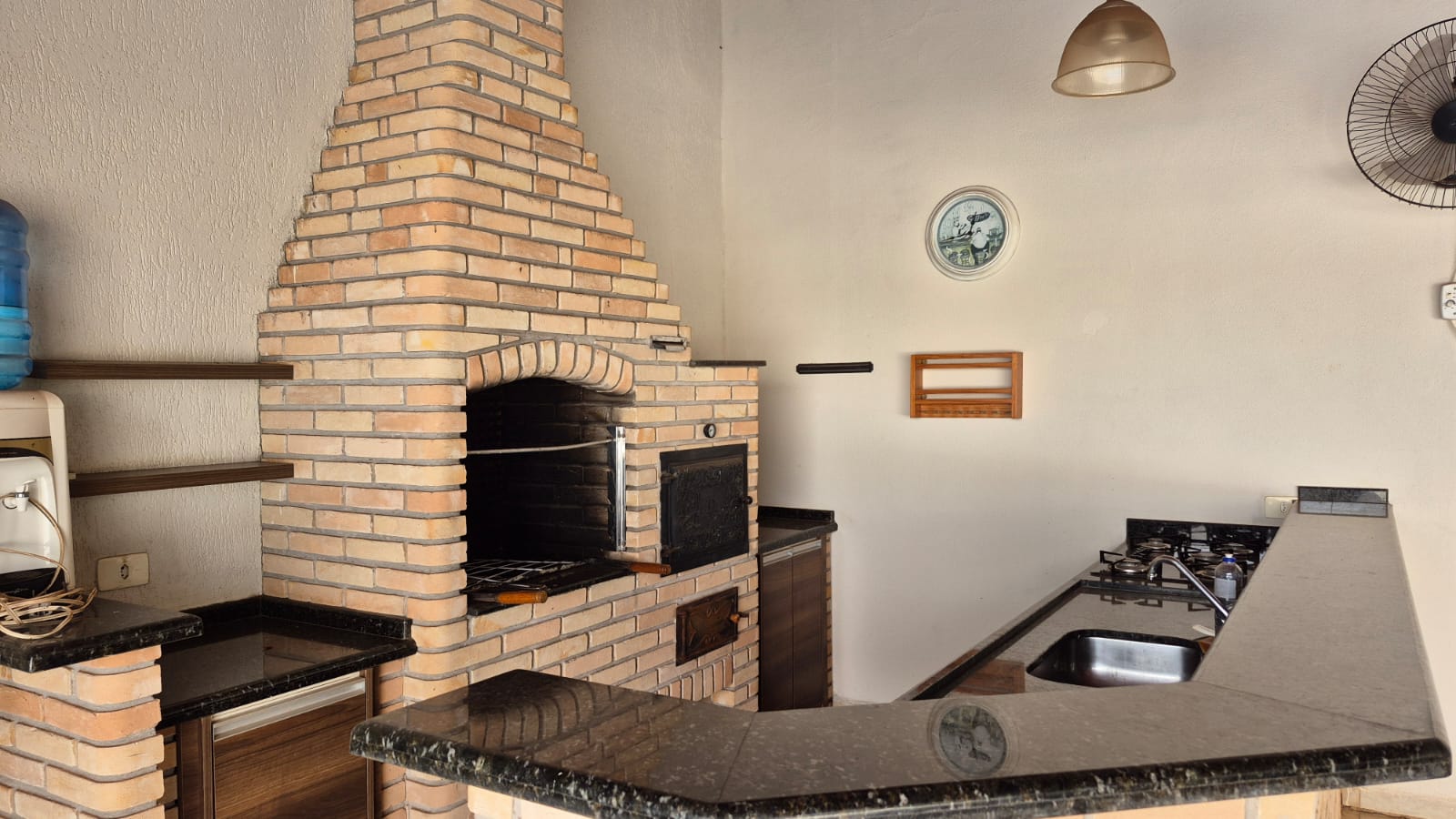 foto do anúncio Magnífica Residência: 450m² de Conforto, Lazer Impecável e Localização Perfeita