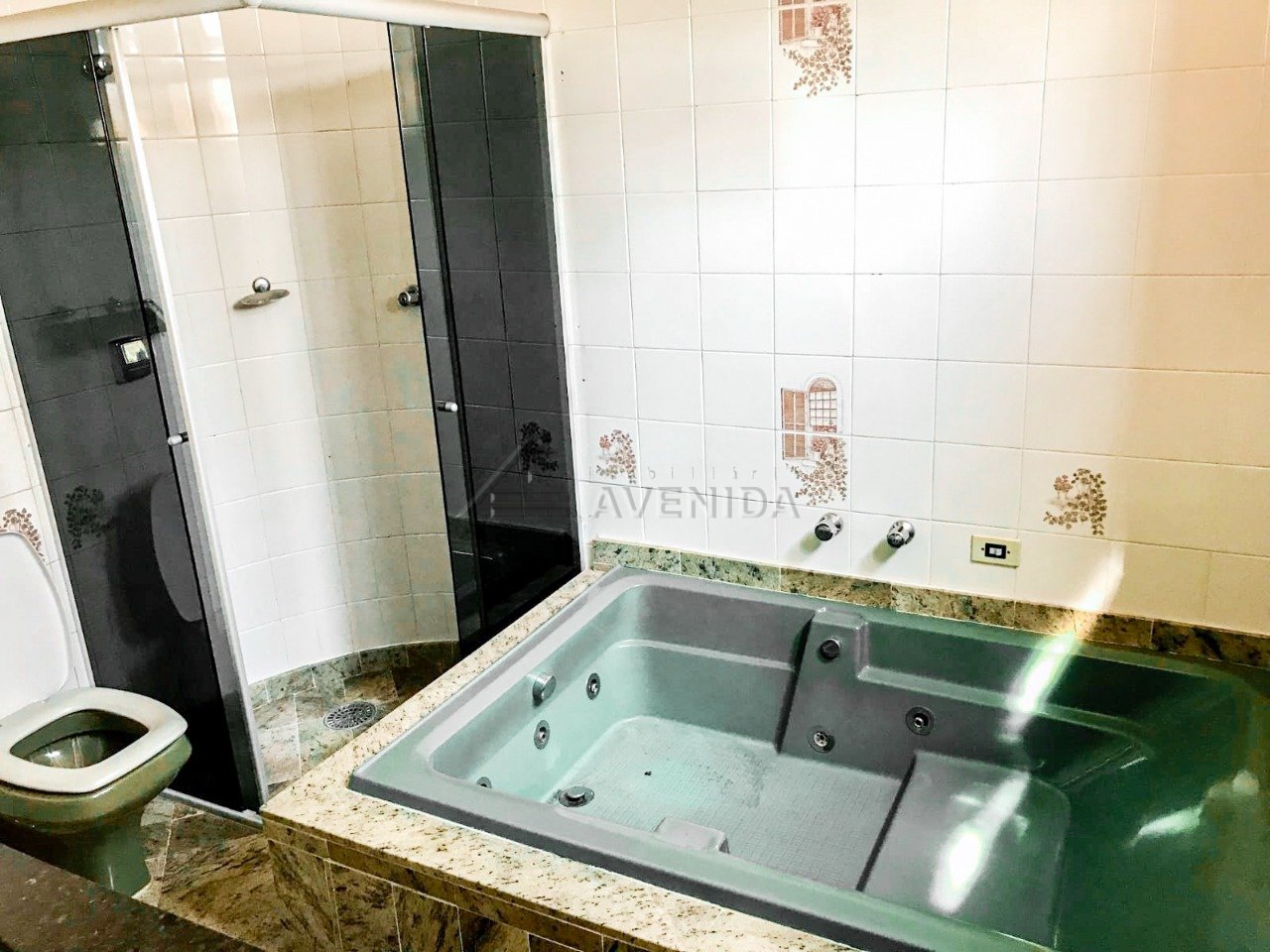 foto do anúncio Casa Assobrada com 5 Quartos e 540 m² à Venda no Centro de Londrina – Ampla Área de Lazer (10741)