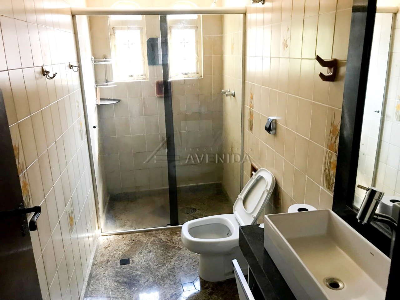 foto do anúncio Casa Assobrada com 5 Quartos e 540 m² à Venda no Centro de Londrina – Ampla Área de Lazer (10741)